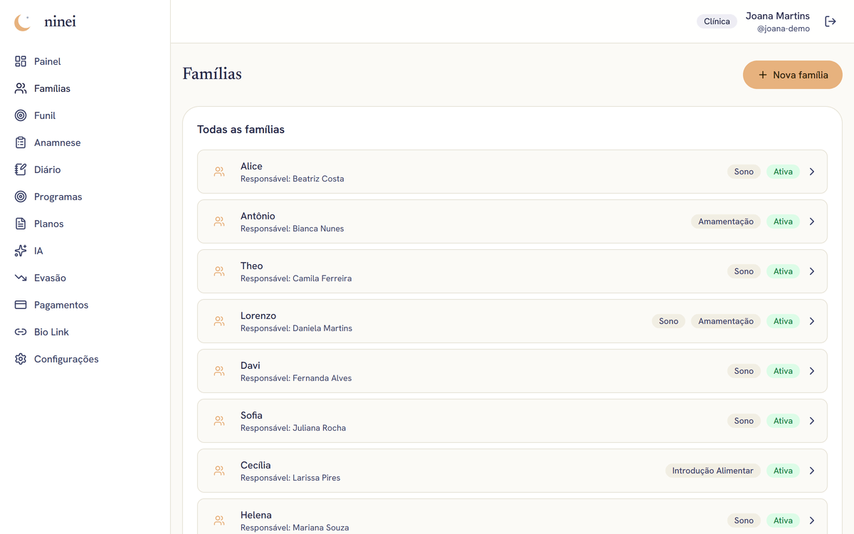 Lista de famílias com busca, filtros por status e o botão Nova família em destaque